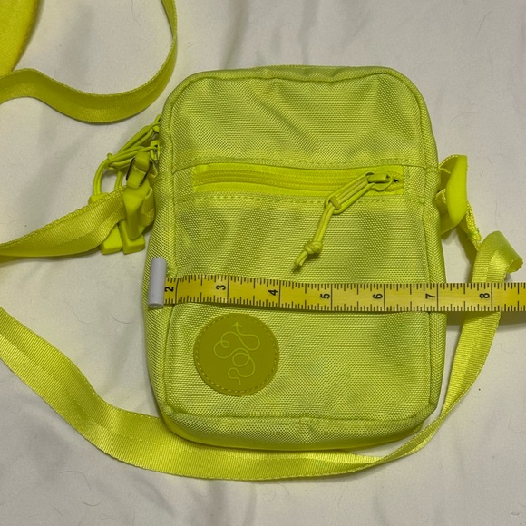 Baboon to the Moon 1.2 L Sling Bag Gilardi Neon Yellow Green EUC Discontinued - Picture 8 of 9